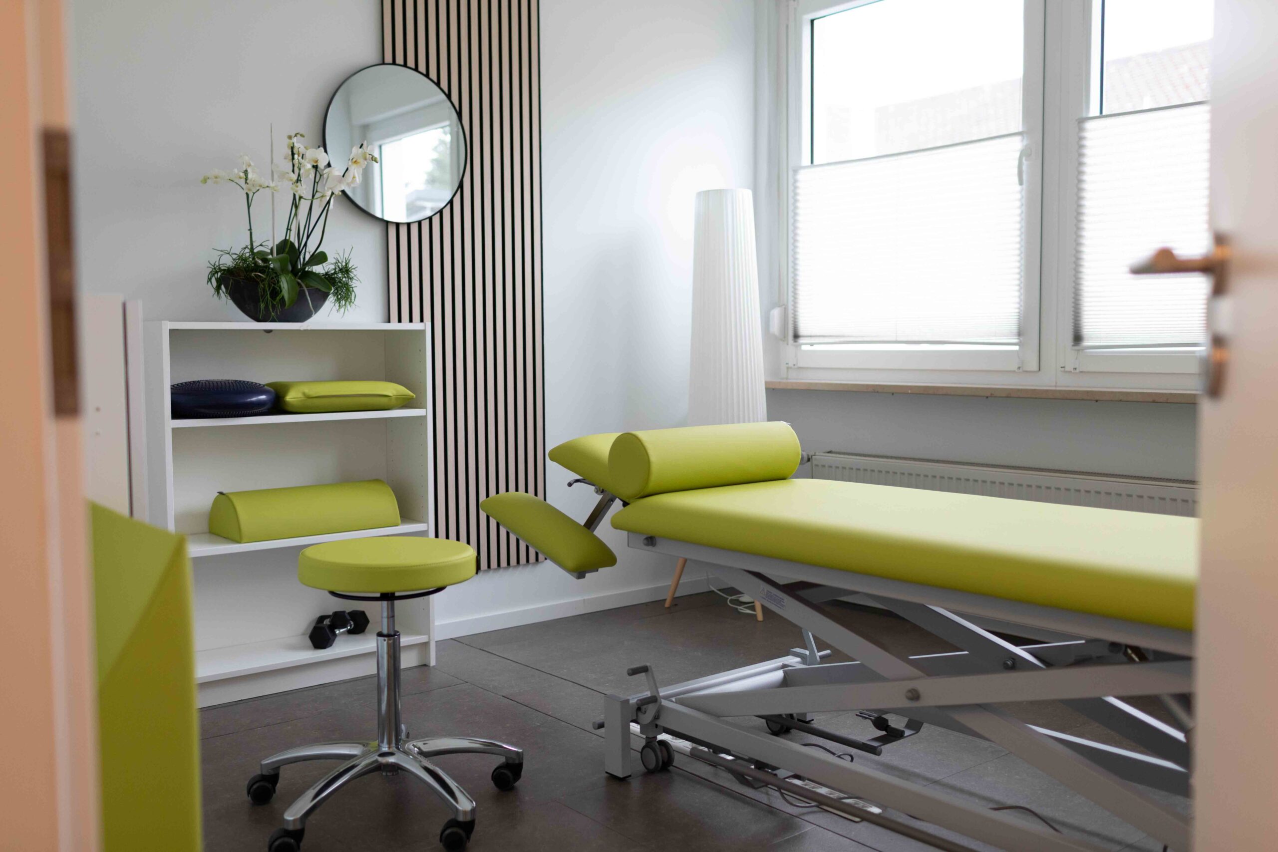 Behandlungsraum mit Therapieliege in Naila