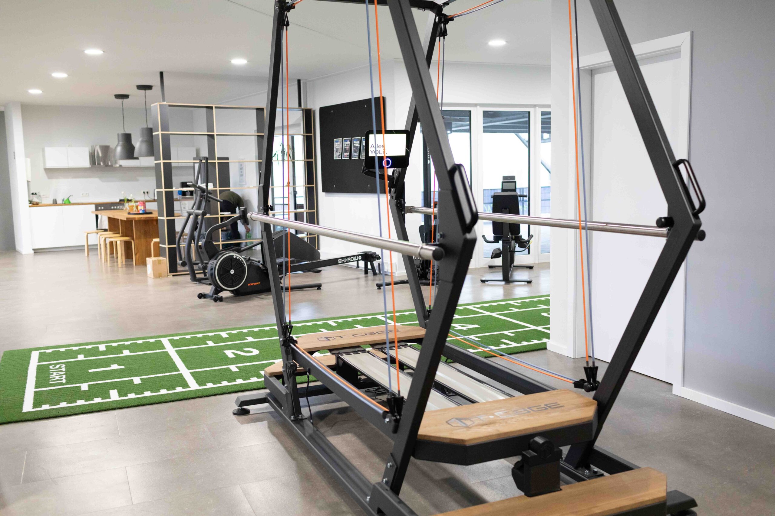 Trainingsbereich der Praxis Naila mit funktionellem Trainingsgerät